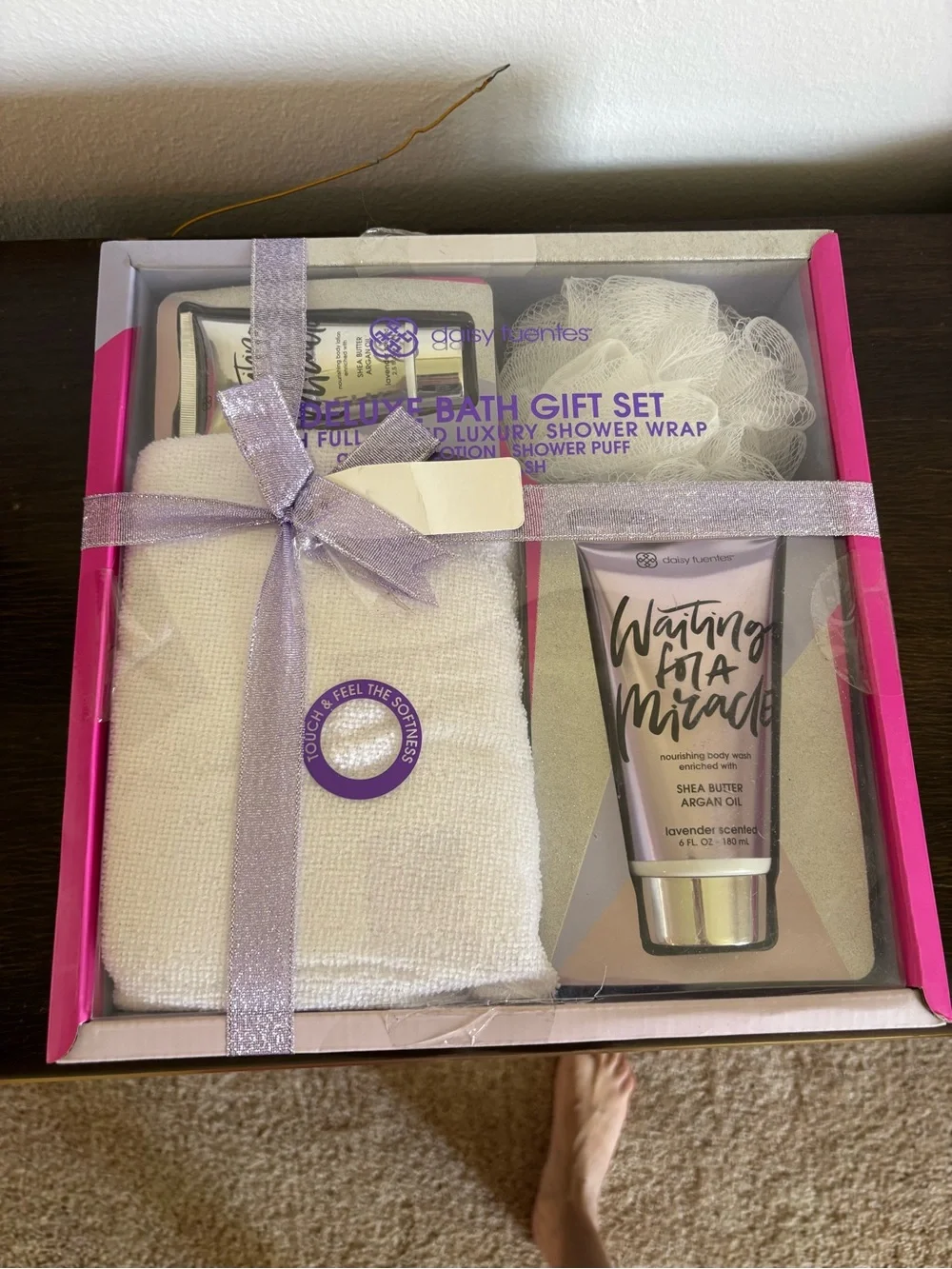 Daisy Fuentes Bath Gift Set in White & Pink Packaging